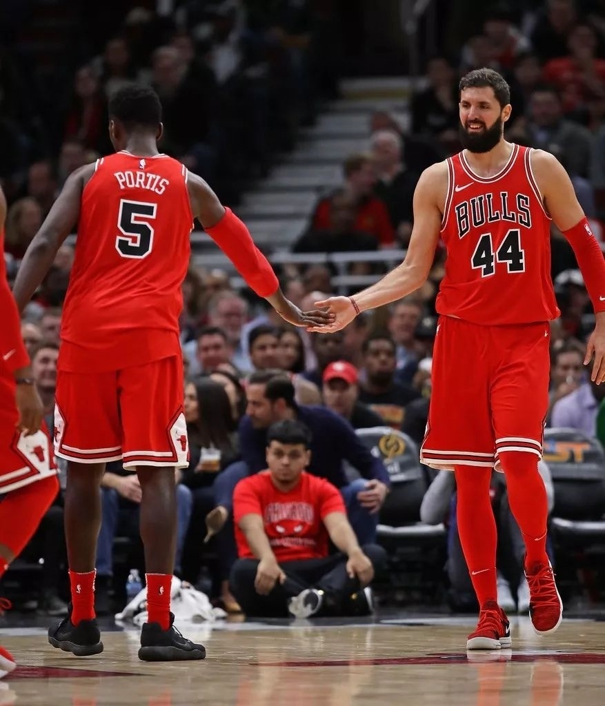 密尔沃基雄鹿训练开放日；赛后强势反弹引欢呼；荷甲在即；细节决定成败(雄鹿队字母哥人生经历)