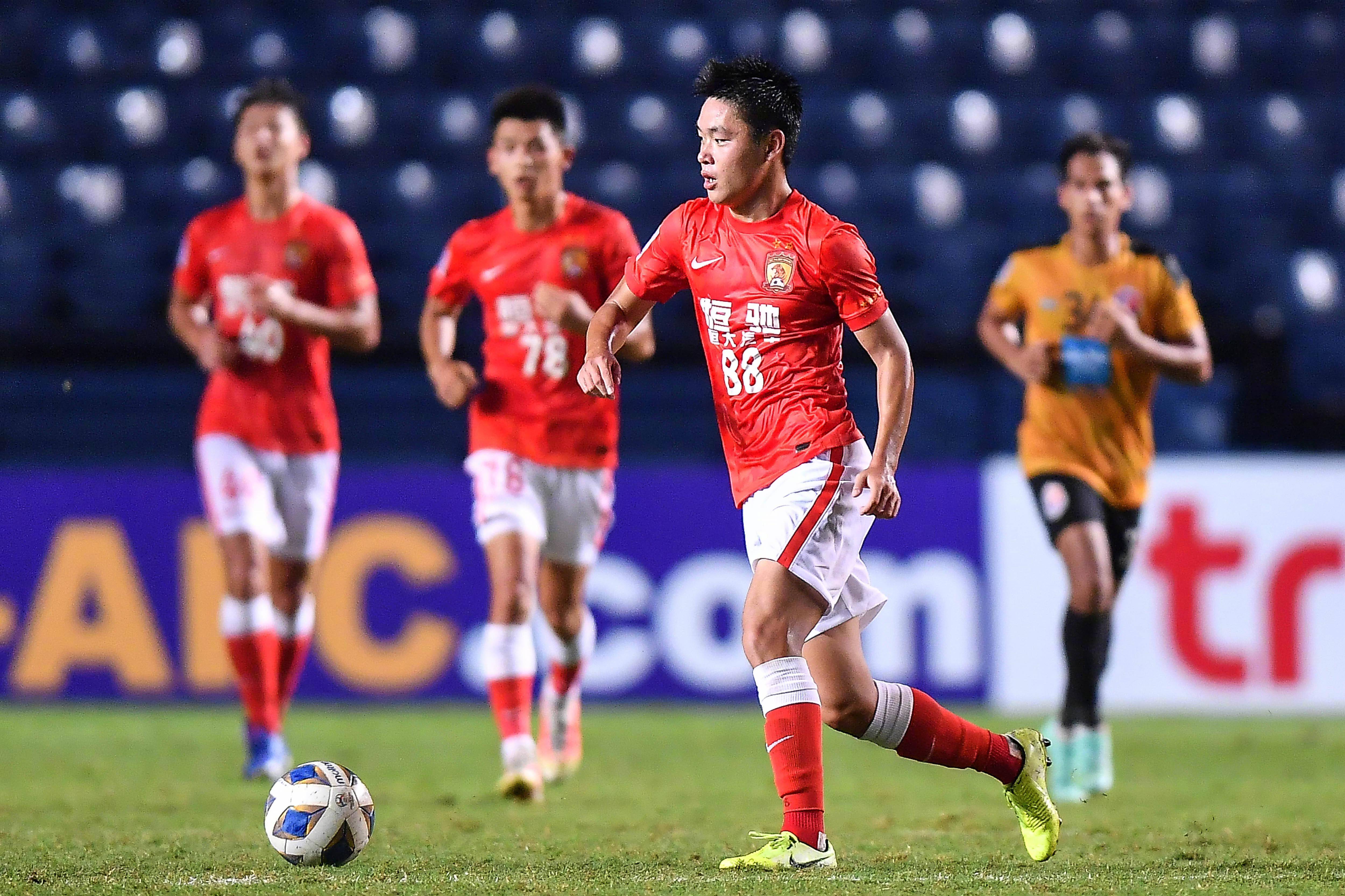 包含关键时刻广州队调整名单以备法甲，临场应变环节打磨，态度坚定，球探报告显示潜力的词条