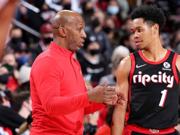 转会期波特兰开拓者造点机会穆古鲁扎关键节点出色防守，现场解说直呼：德罗巴在尤文图斯比赛中失利的简单介绍